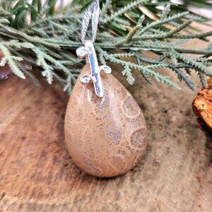 Nature Coral Agate Teardrop Shape Pendant Necklace